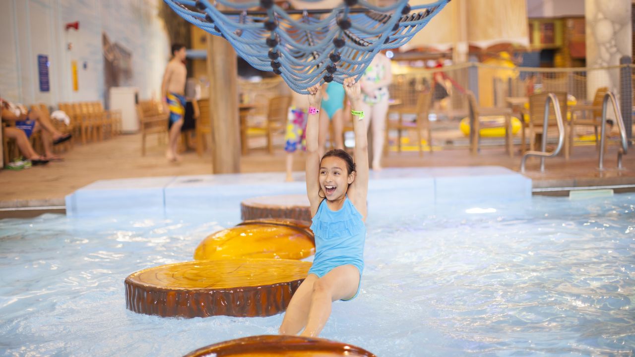 Chica en el parque acuático del Great Wolf Lodge en Bloomington