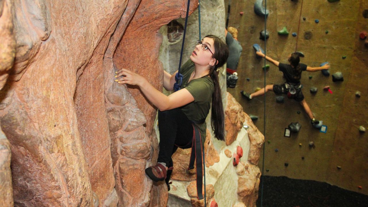 Chica escalando en Vertical Endeavours en Duluth