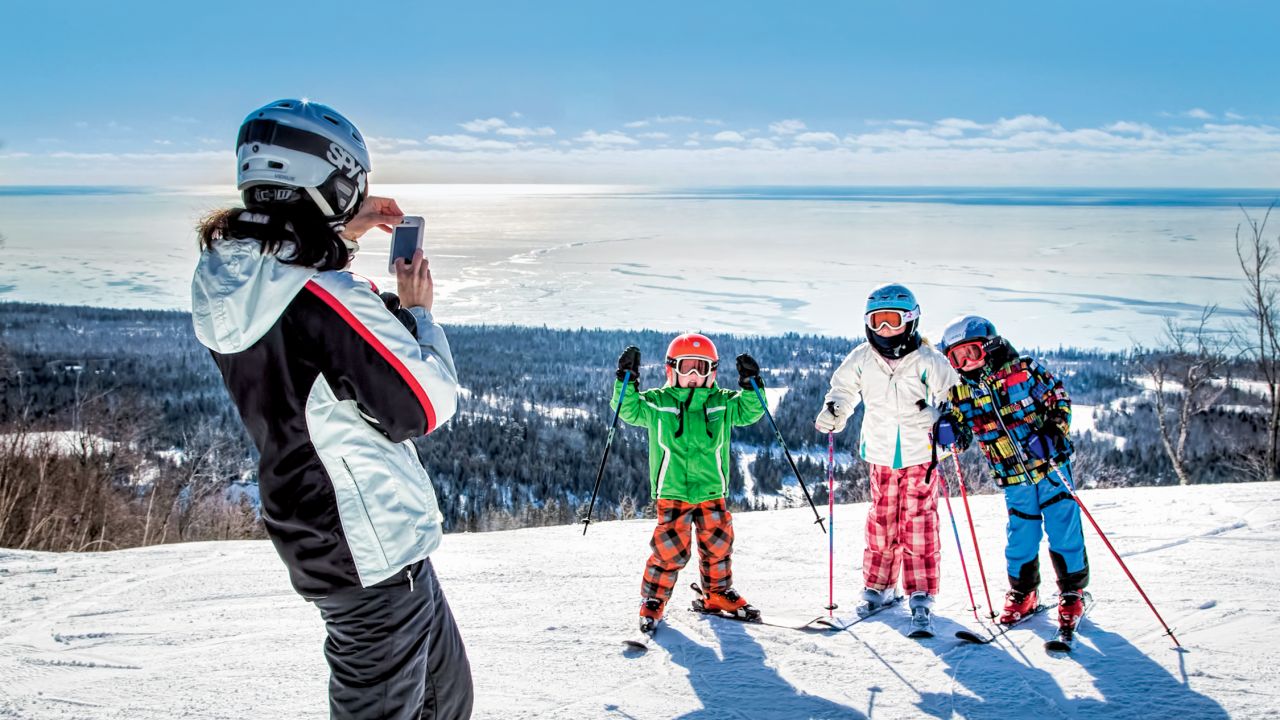 Familia en la cima de las montañas Lutsen