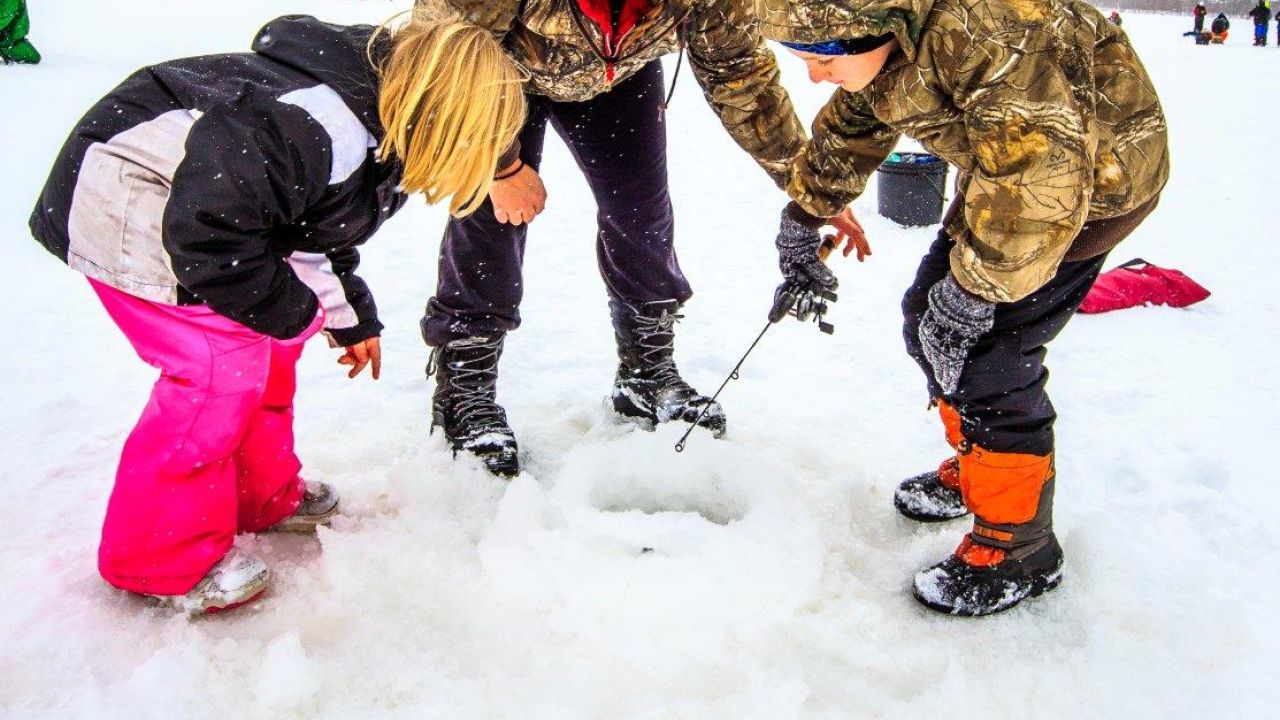 Niños pescando en el hielo en Lake City