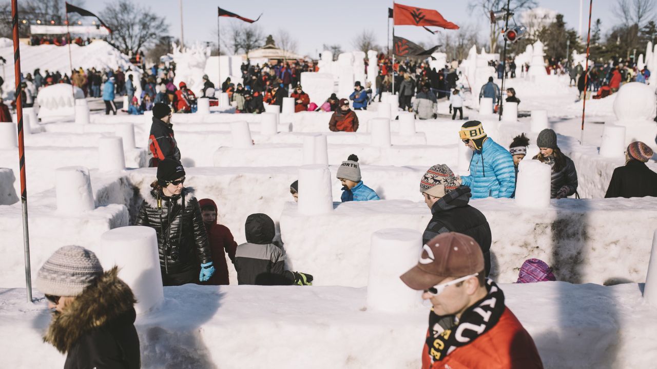 Los asistentes al festival navegan por un laberinto de nieve