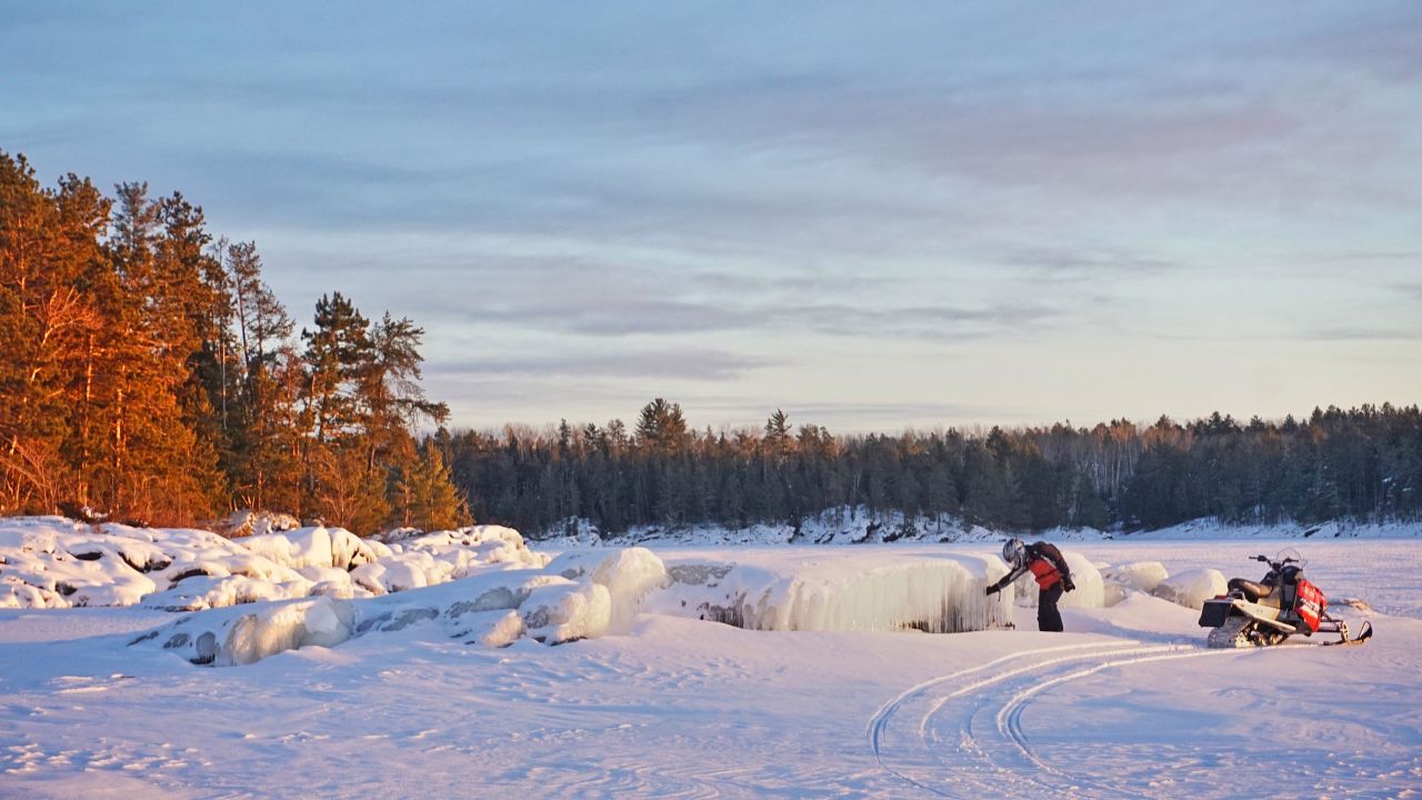 Parque Nacional Voyageurs moto de nieve en el lago congelado