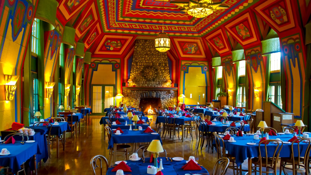El colorido pero formal comedor Naniboujou Lodge en Grand Marais