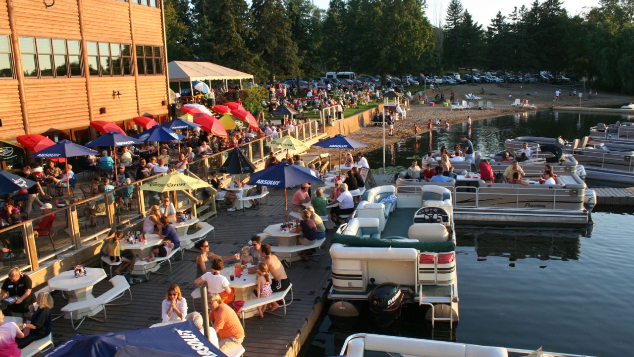 Dockside dining at Breezy Point Resort