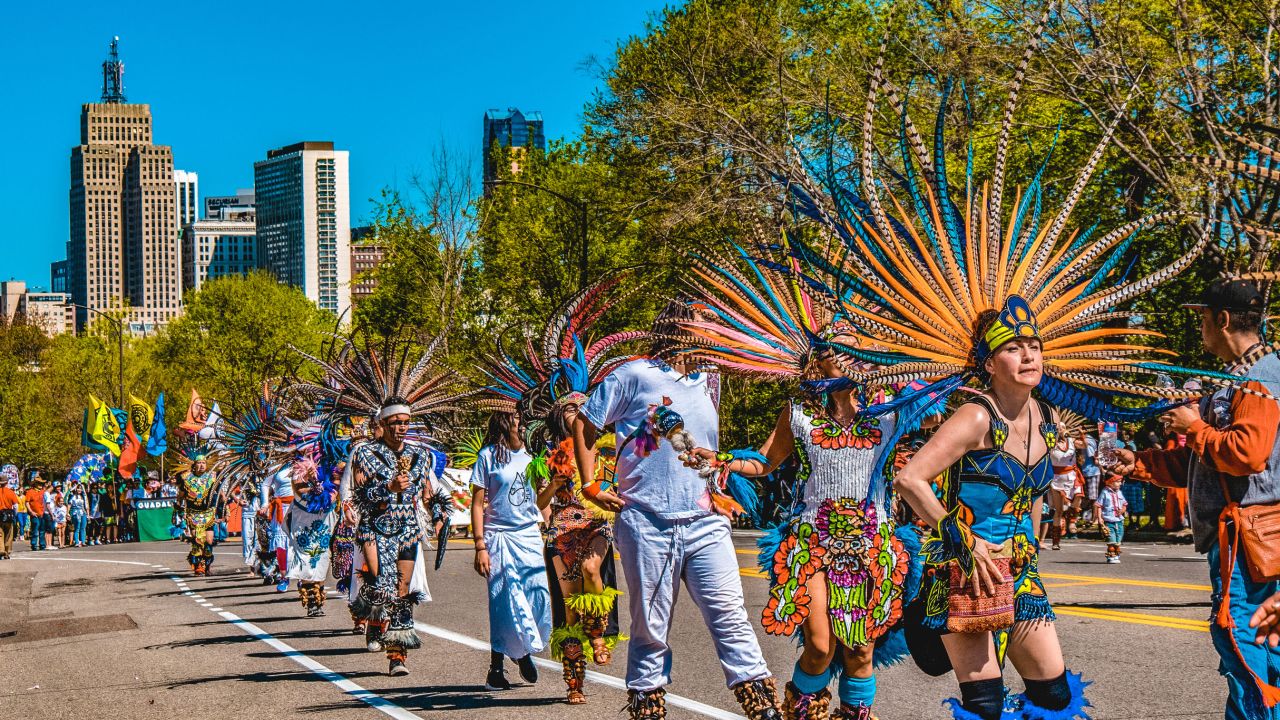 Bailarines en el desfile del Cinco de Mayo