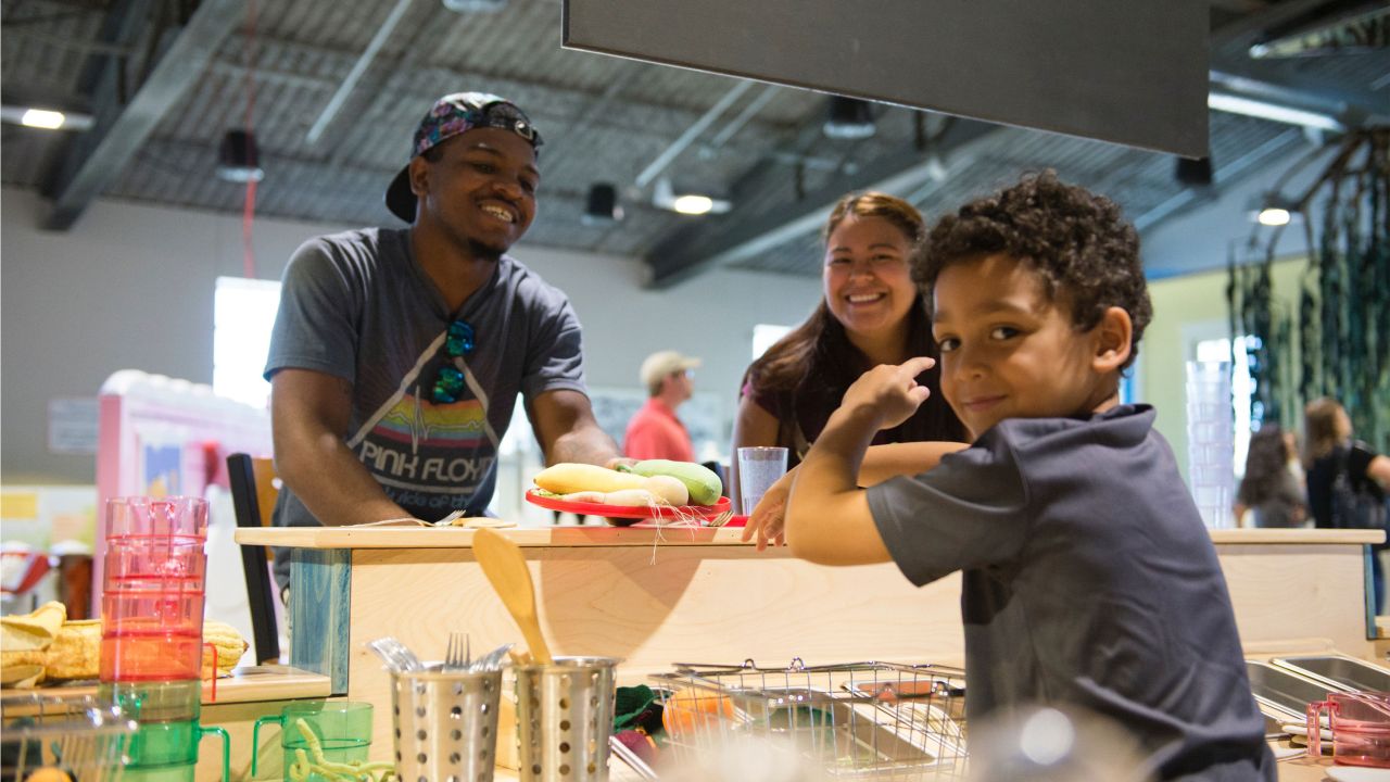 Familia en el Museo de los Niños del Sur de Minnesota en Mankato