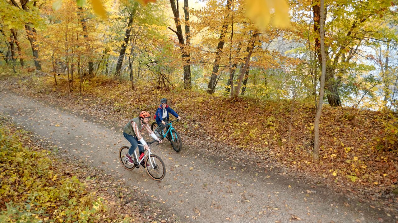Padre e hijo corren bicicleta en el Parque Estatal Afton