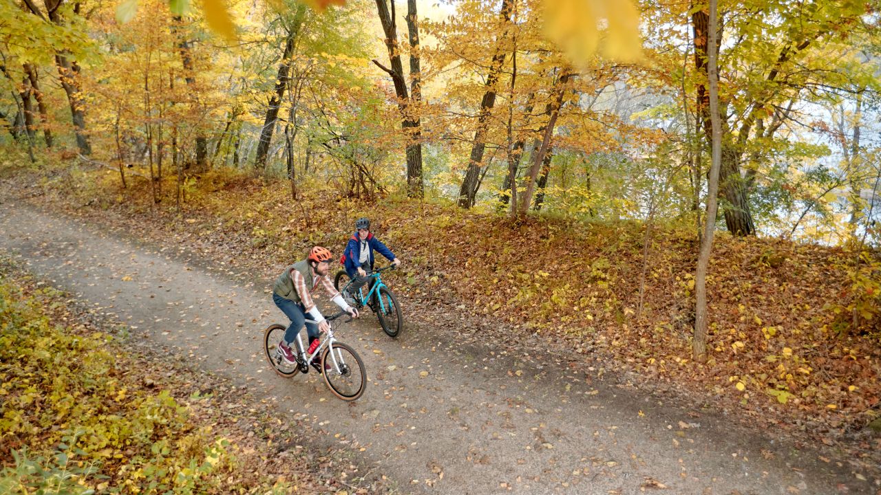 Padre e hijo corren bicicleta en el Parque Estatal Afton