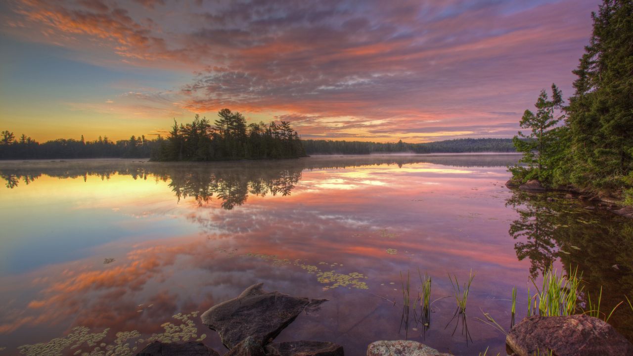 Salida del sol sobre Grace Lake en los Boundary Waters
