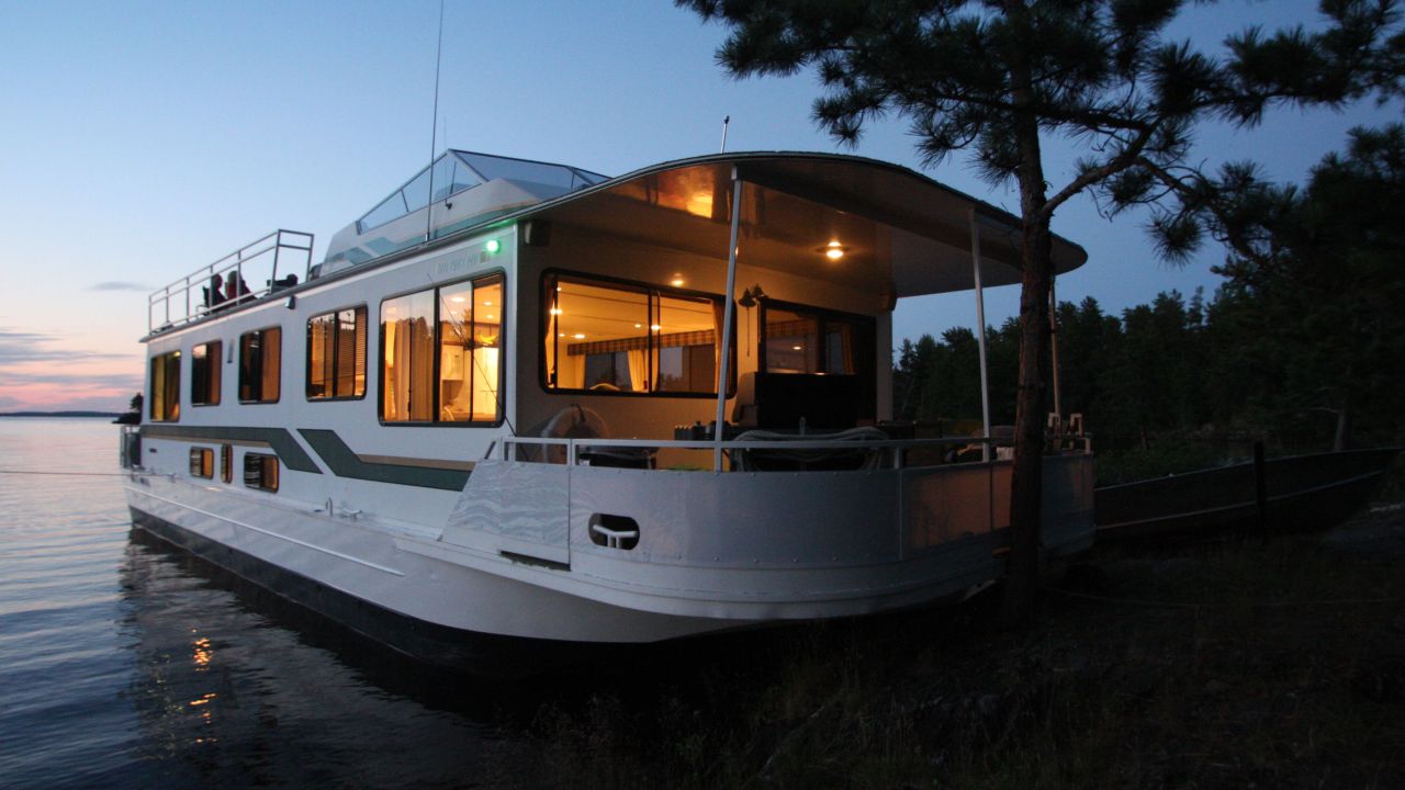 Casa flotante en el lago Rainy al atardecer en el Parque Nacional Voyageurs