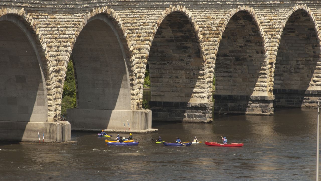 Canoas en el río Mississippi debajo del puente Stone Arch