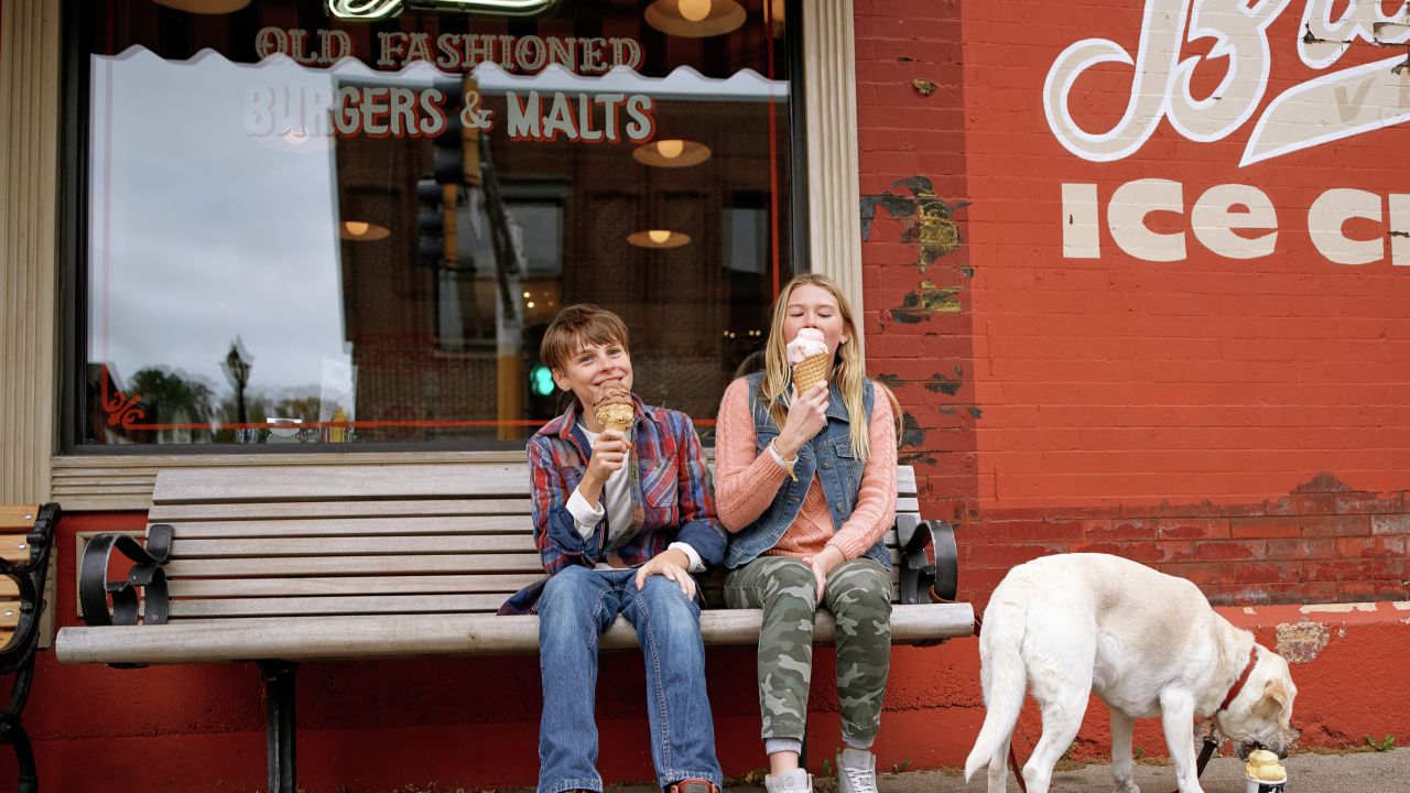 Dos niños y un perro comiendo helado en Stillwater