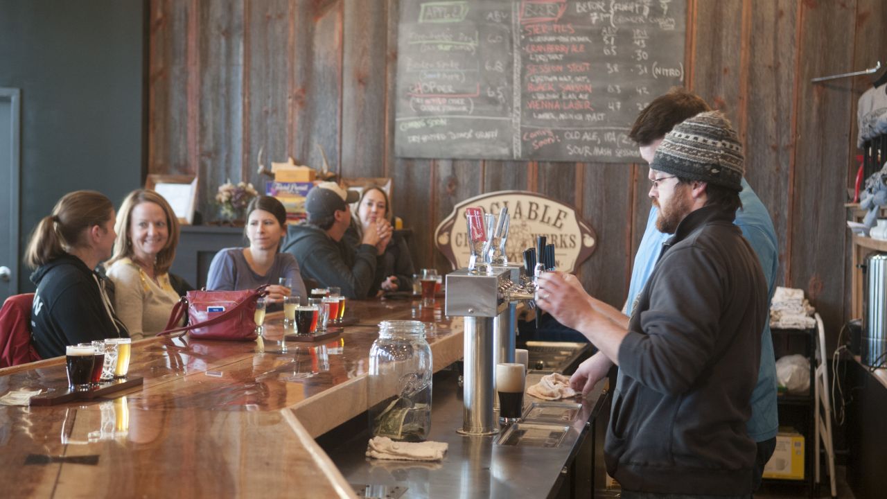 Los clientes disfrutan de varias sidras en el Sociable Cider Werks en Minneapolis