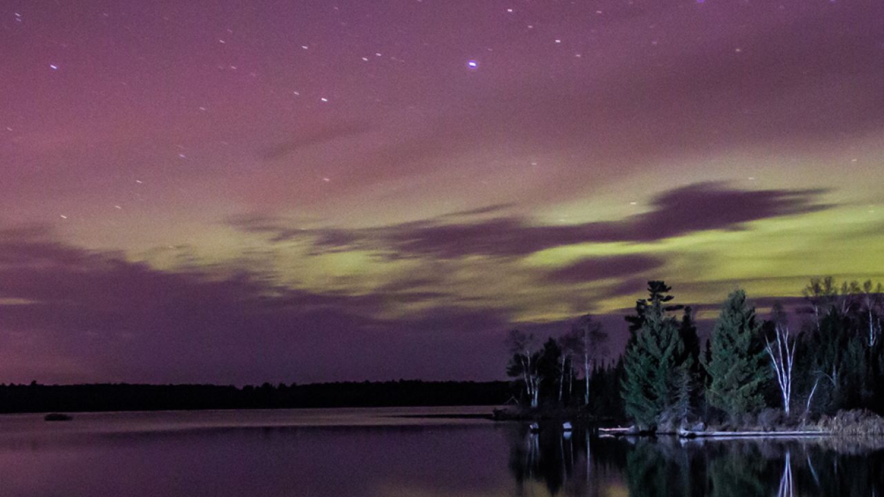 La aurora boreal brilla sobre el lago Boulder cerca de Duluth