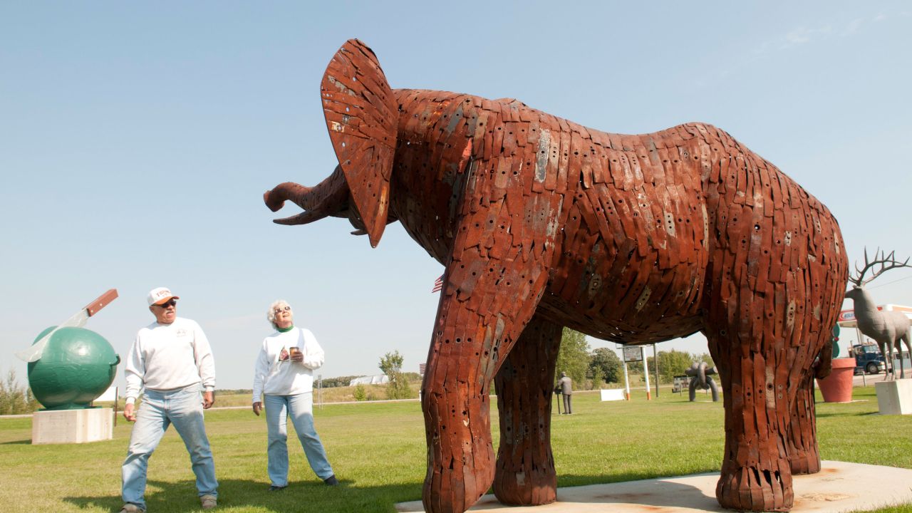 Estatua de elefante en metal en Nyberg Sculpture Park