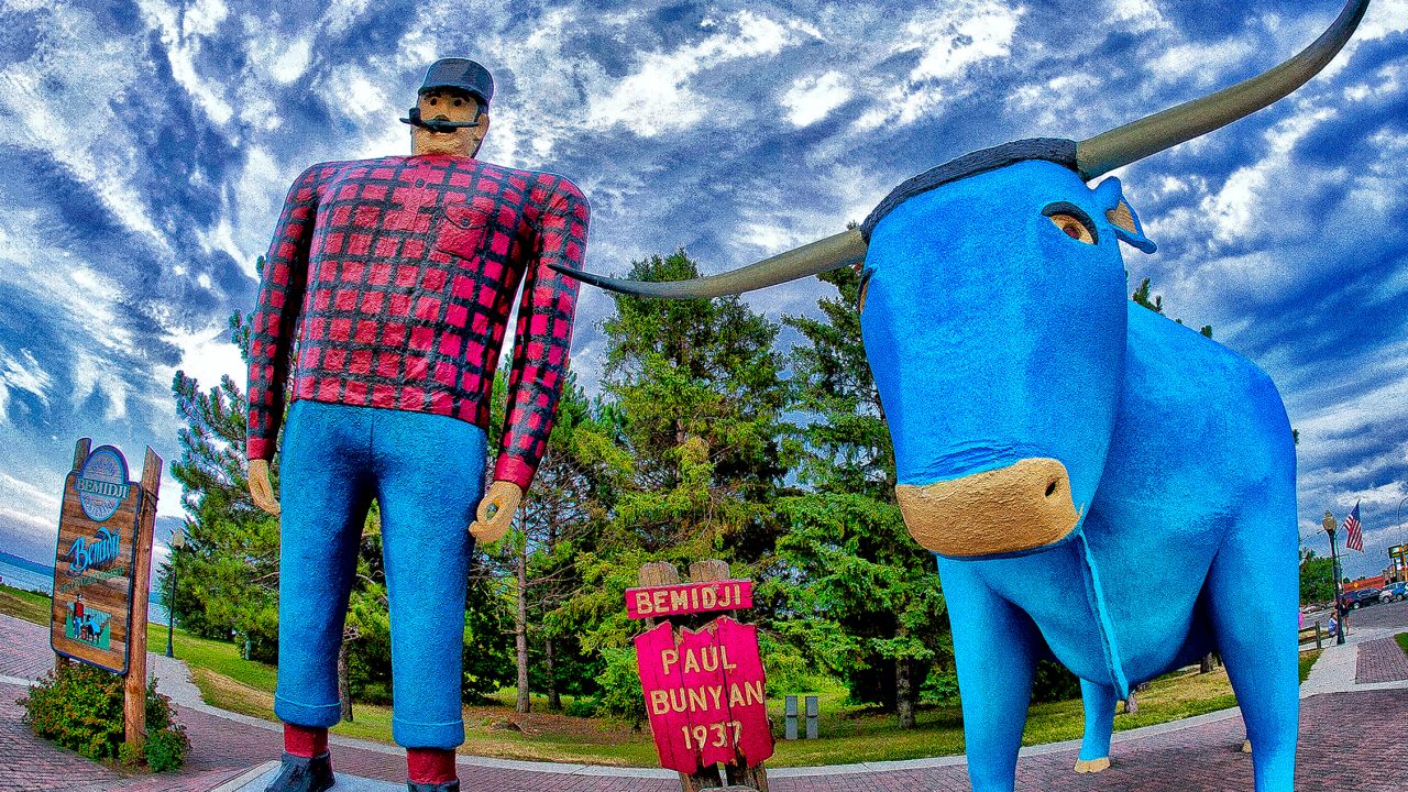 Una estatua de Paul Bunyan y Babe the Blue Ox en Bemidji