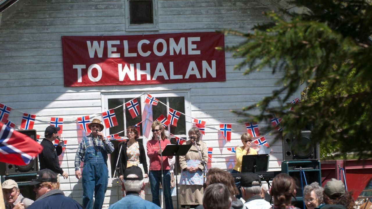 Welcome to Whalan banner and Norwegian flags