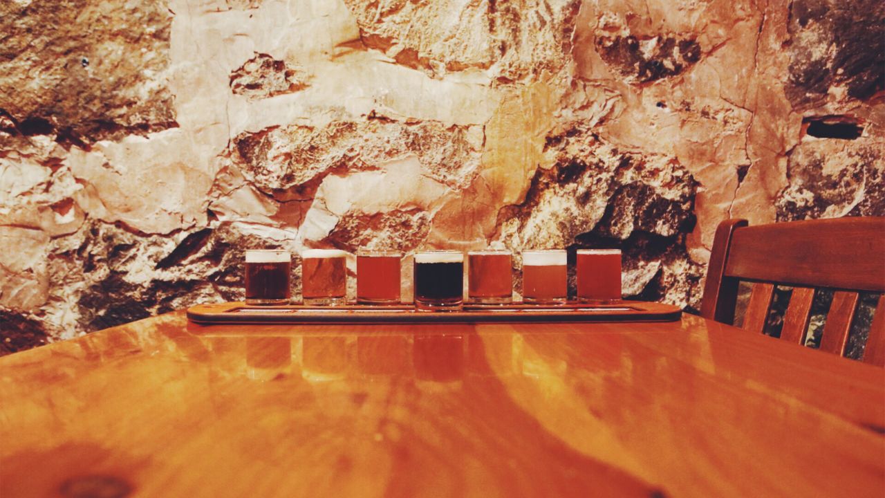 Flight de cervezas en Fitgers Brewery in Duluth / Democratic Travelers