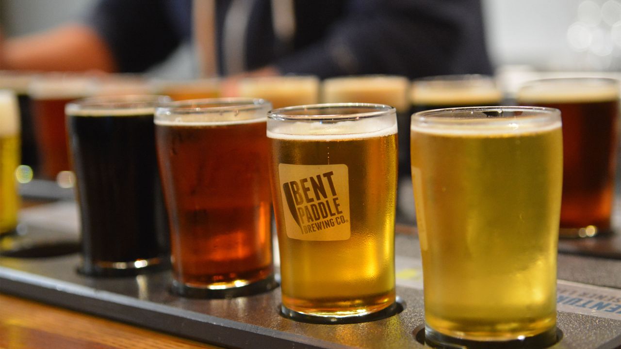 Flight de cervezas de Bent Paddle Brewing en Duluth
