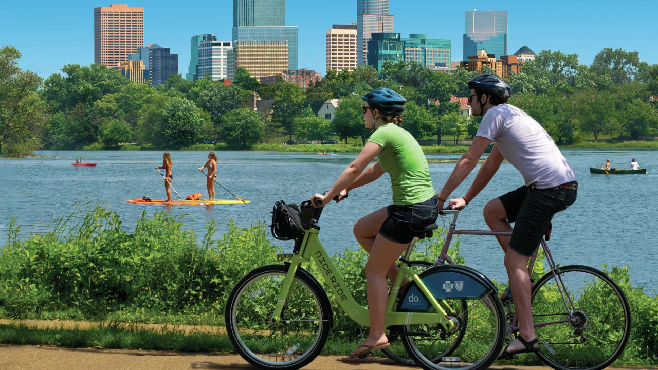 Andar en bicicleta alrededor de Bde Maka Ska, Minneapolis