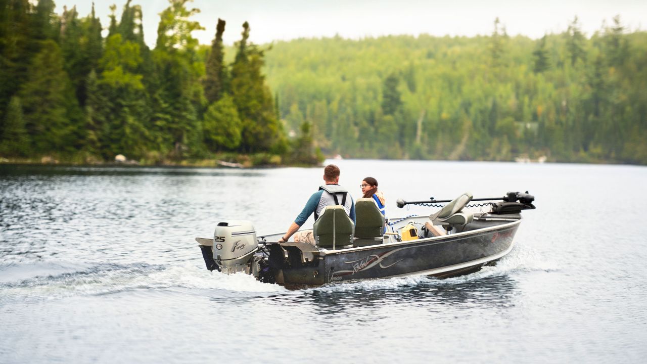 Padre e hija en un bote pescando en el lago Loon