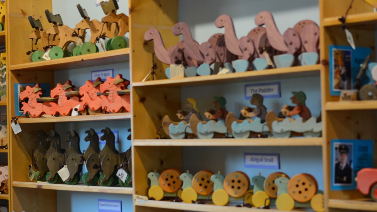 Juguetes hechos a mano en Lark Toys en Kellogg
