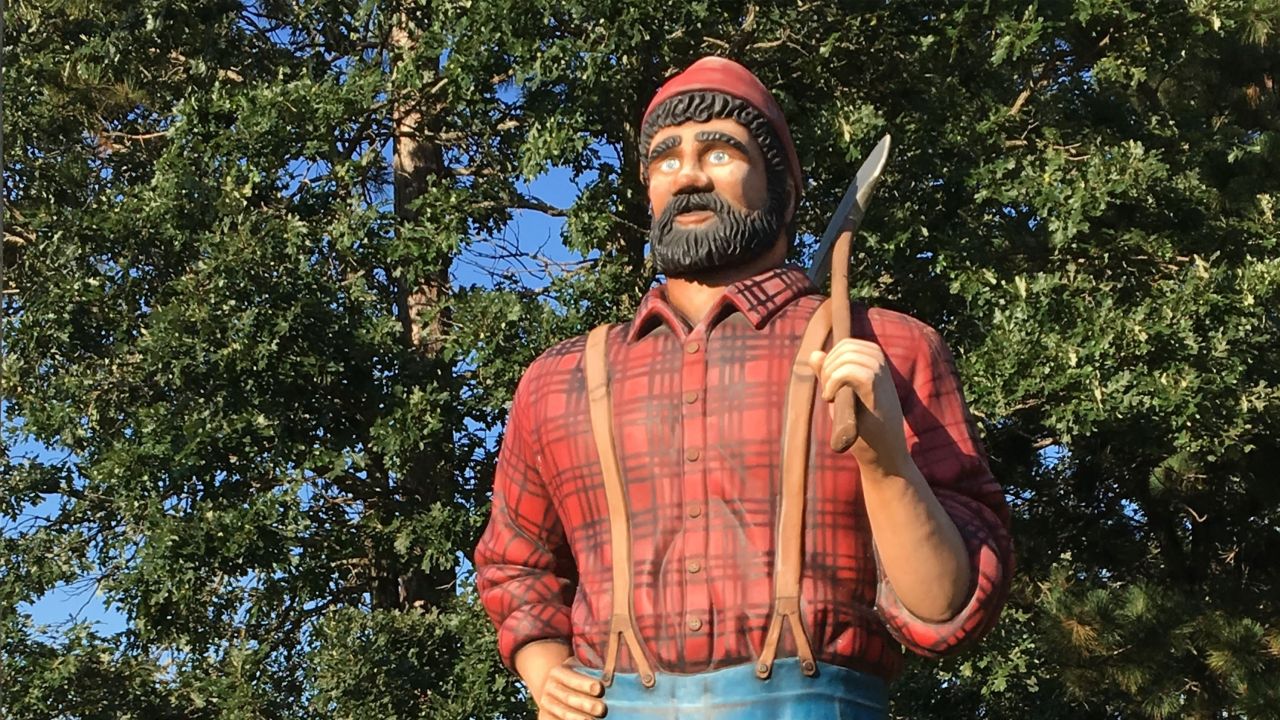 Niños con estatua de Paul Bunyan