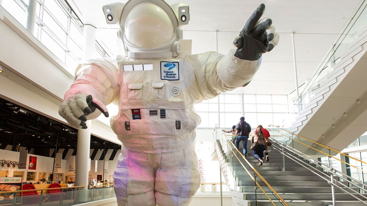 Escultura de astronauta gigante en el Museo de Ciencias de Minnesota