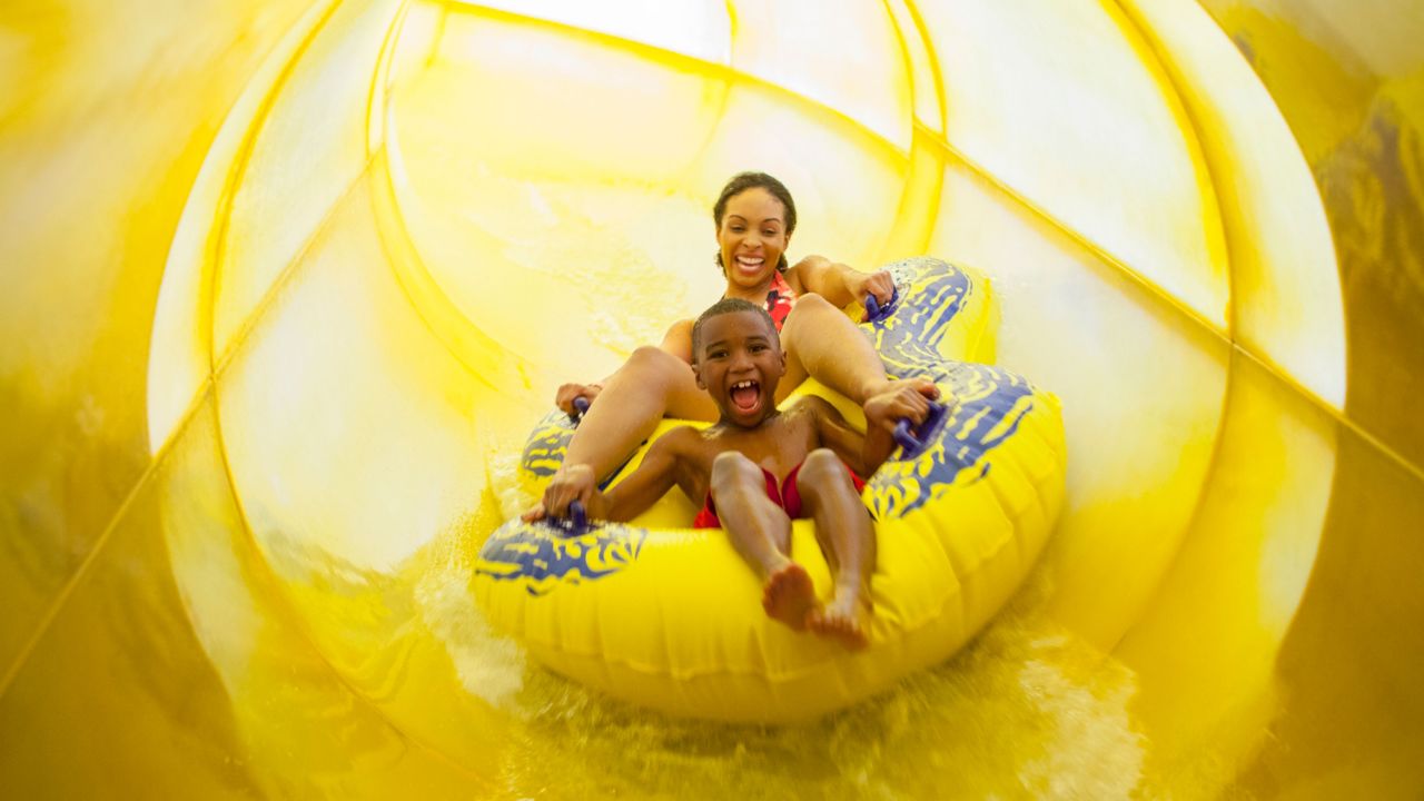 Chorrera en el parque acuático bajo techo del Great Wolf Lodge Bloomington
