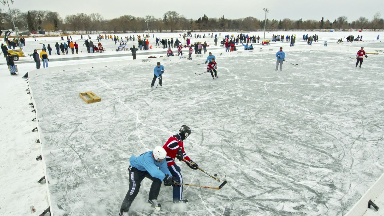 Los jugadores de hockey de charco persiguen el disco