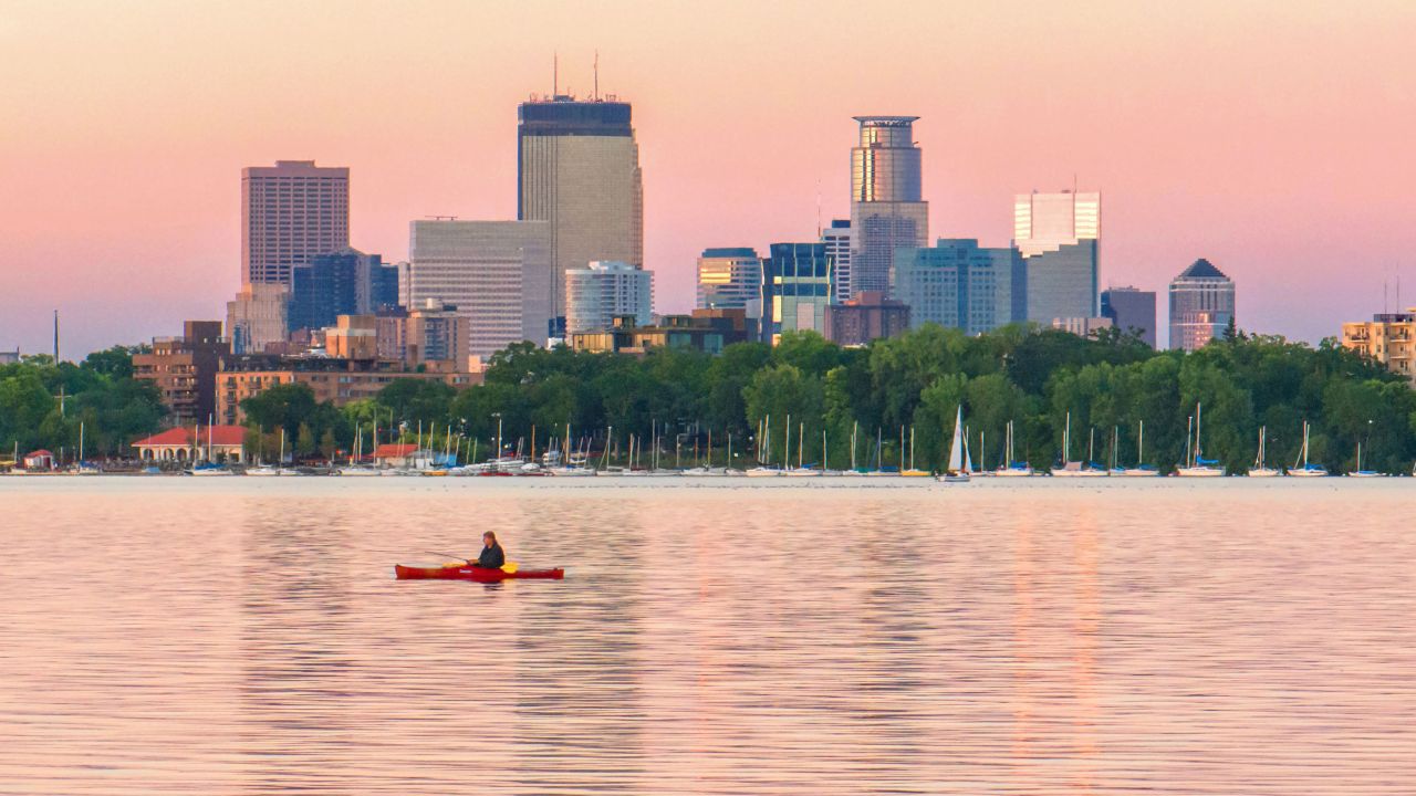 Minneapolis skyline behind Bde Maka Ska