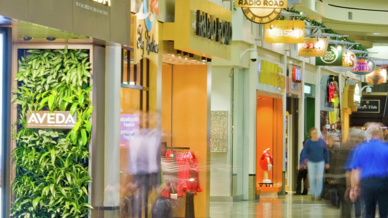 Gente caminando por las tiendas en el aeropuerto MSP