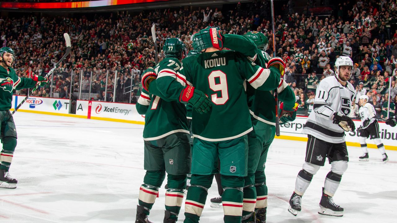Jugadores del Minnesota Wild celebran después de un gol
