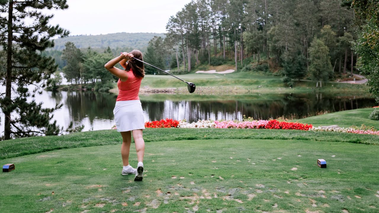 Woman golfing at Giants Ridge