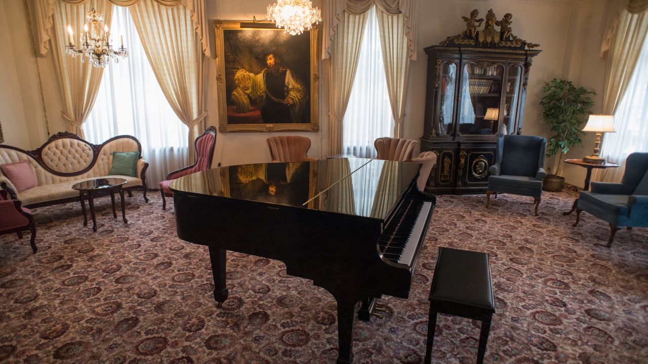 The lounge at Erik's Retreat in Edina