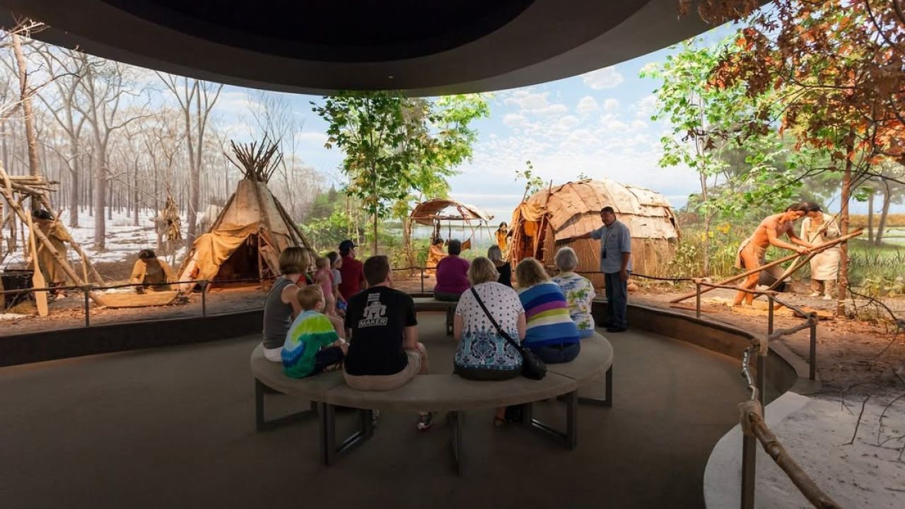 Mille Lacs Indian Museum tour group