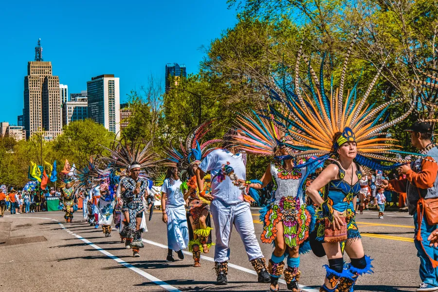 Dancers in Cinco de Mayo parade