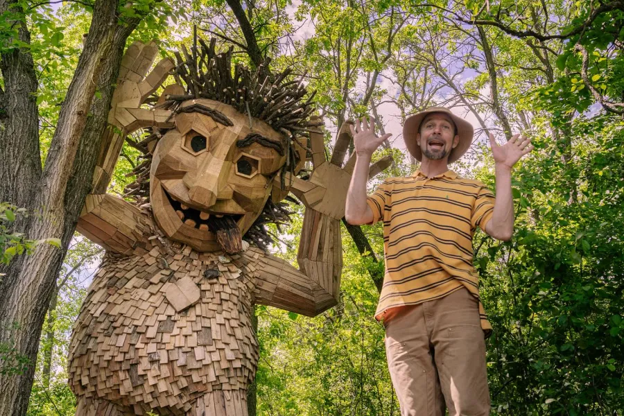 Thomas Dambo with Detroit Lakes troll Ronny Funny Face